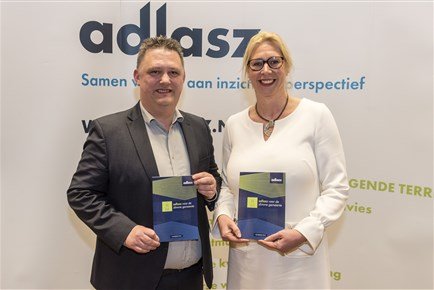 02 foto Astrid overhandiging boek Adlasz voor slimme gemeenten
