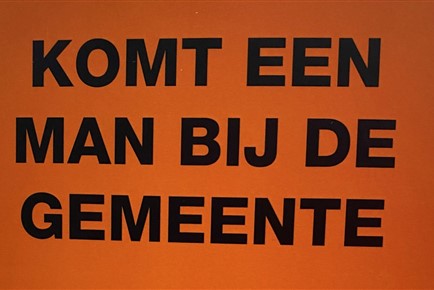 komt een man bij de gemeente